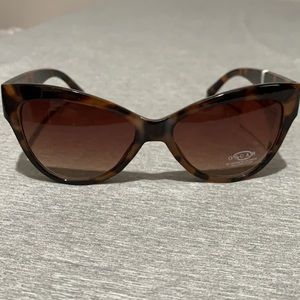 Oscar women’s sunglasses NWT